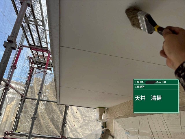 明石市の戸建て　軒天の清掃の様子